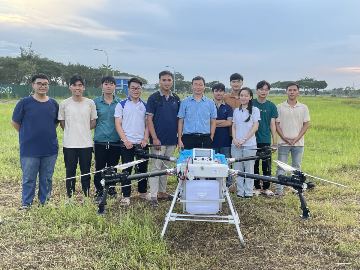 Tiến sĩ Việt làm drone chăm sóc cây công nghiệp