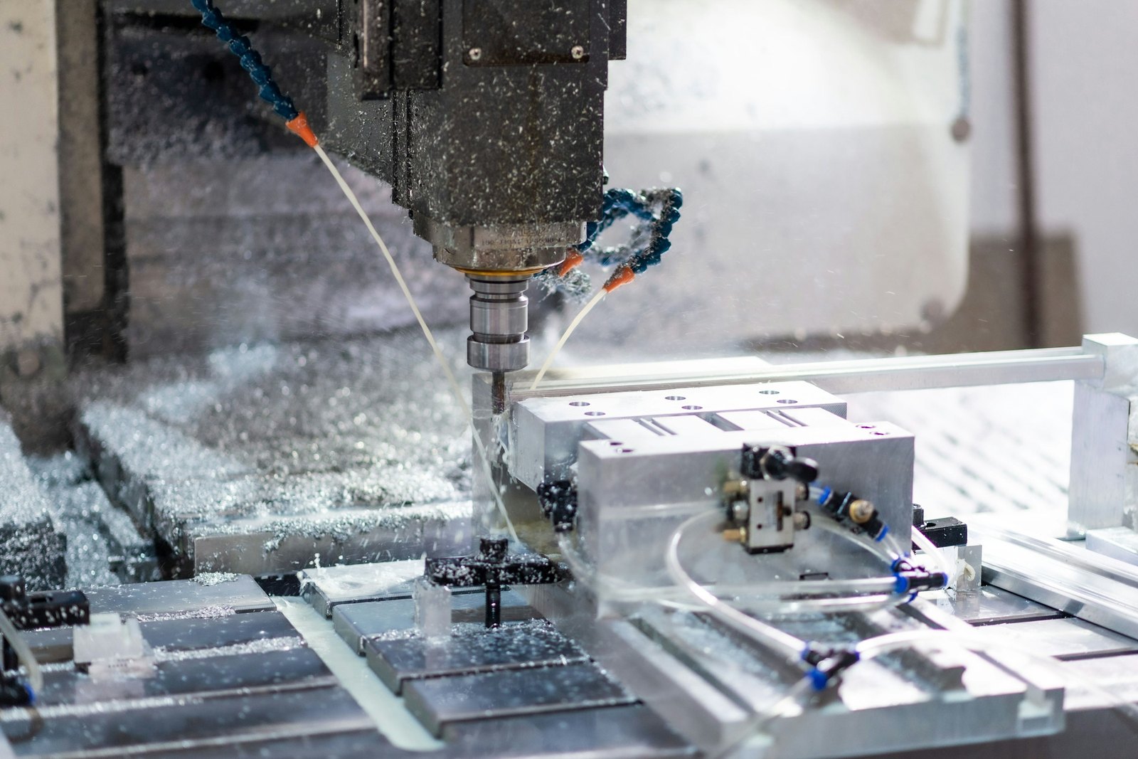 Máy CNC đang cắt một chi tiết kim loại
