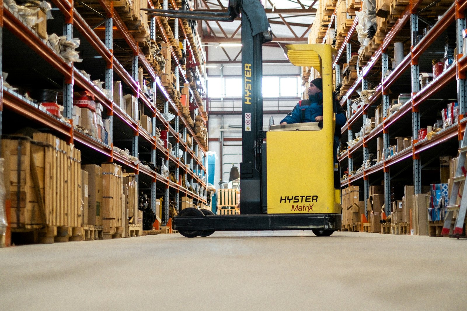 Xe nâng màu vàng trong kho hàng rộng
