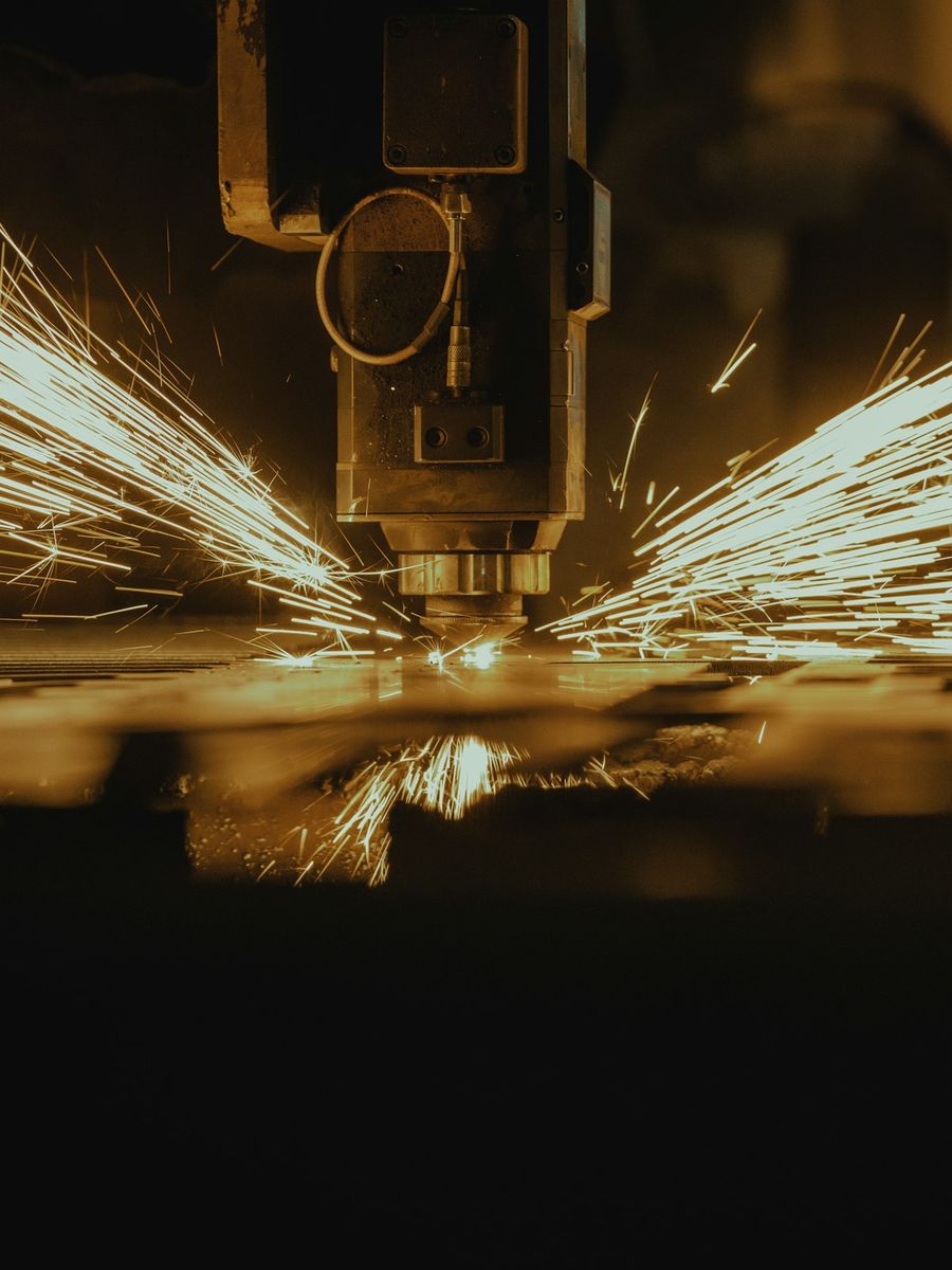 Máy cắt laser đang cắt tấm kim loại
