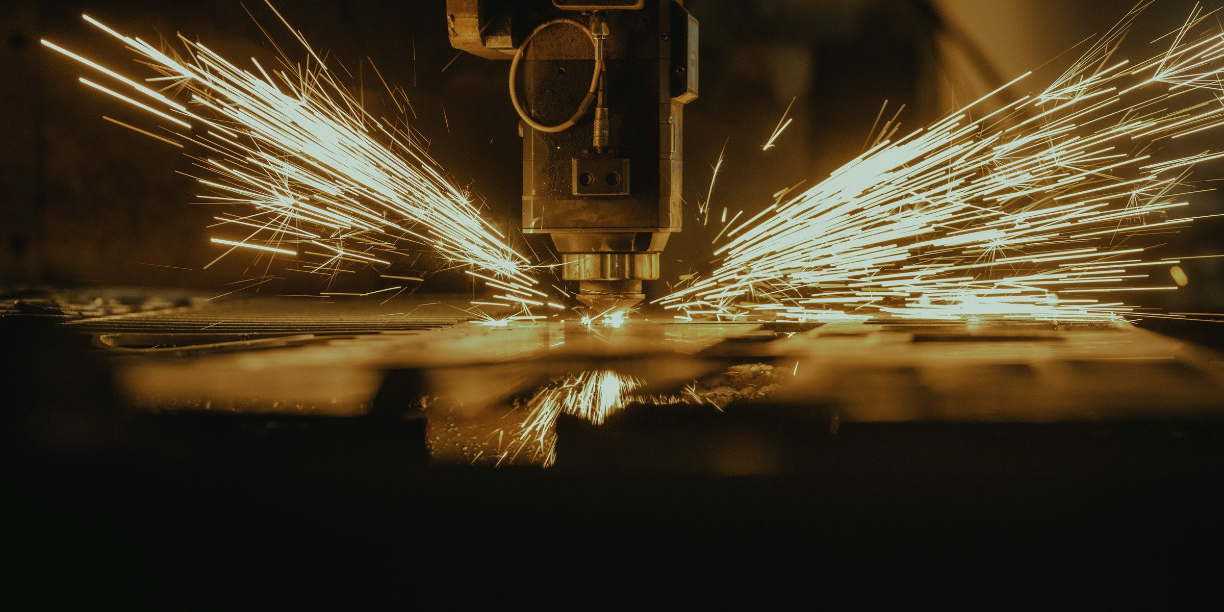 Máy cắt laser đang cắt tấm kim loại