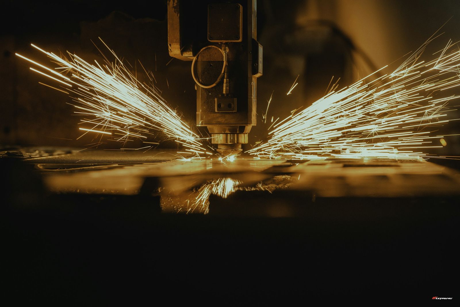 Máy cắt laser đang cắt tấm kim loại
