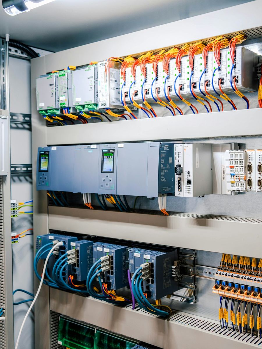 Tủ điện điều khiển công nghiệp mở nắp, lộ dây và các module PLC