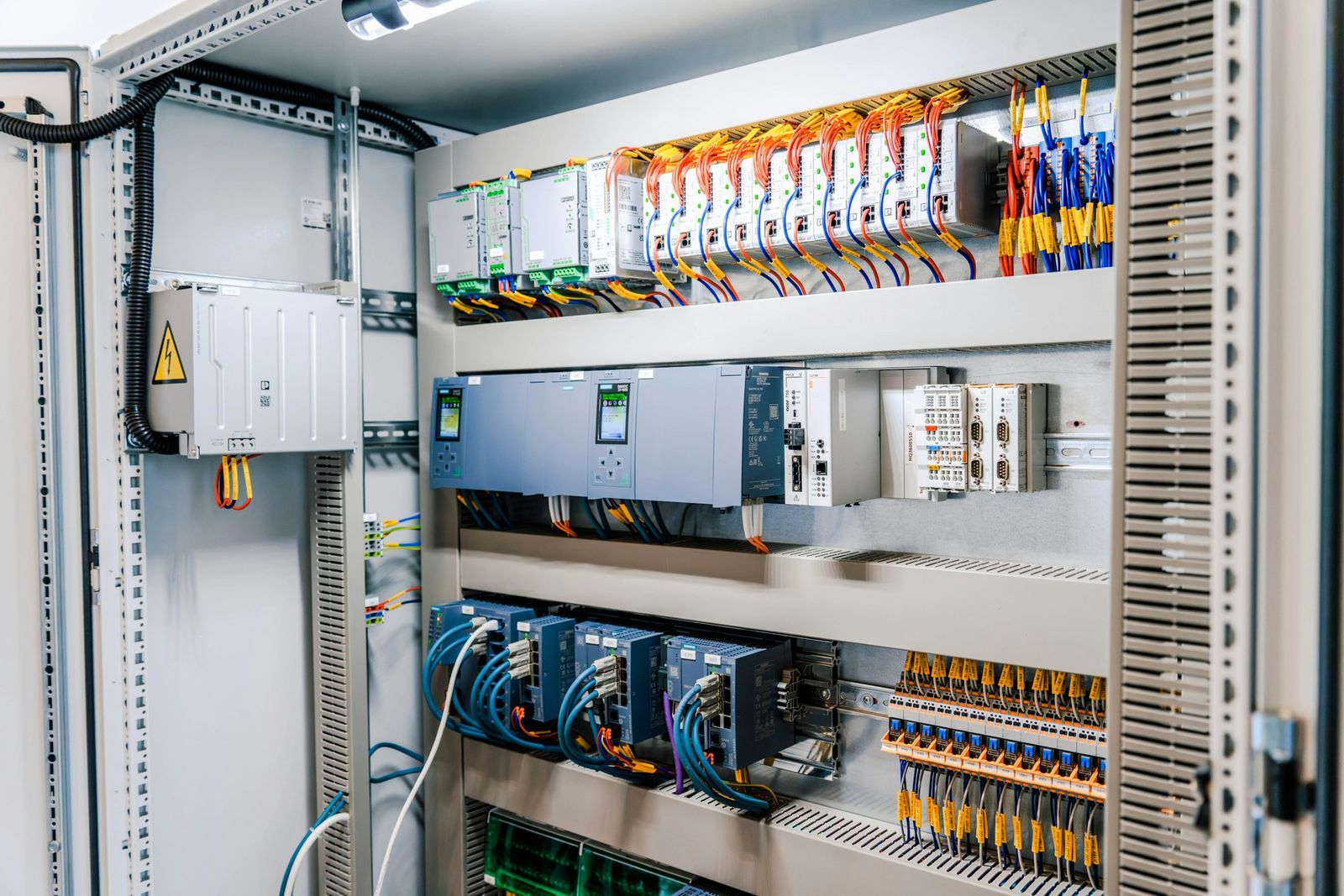 Tủ điện điều khiển công nghiệp mở nắp, lộ dây và các module PLC