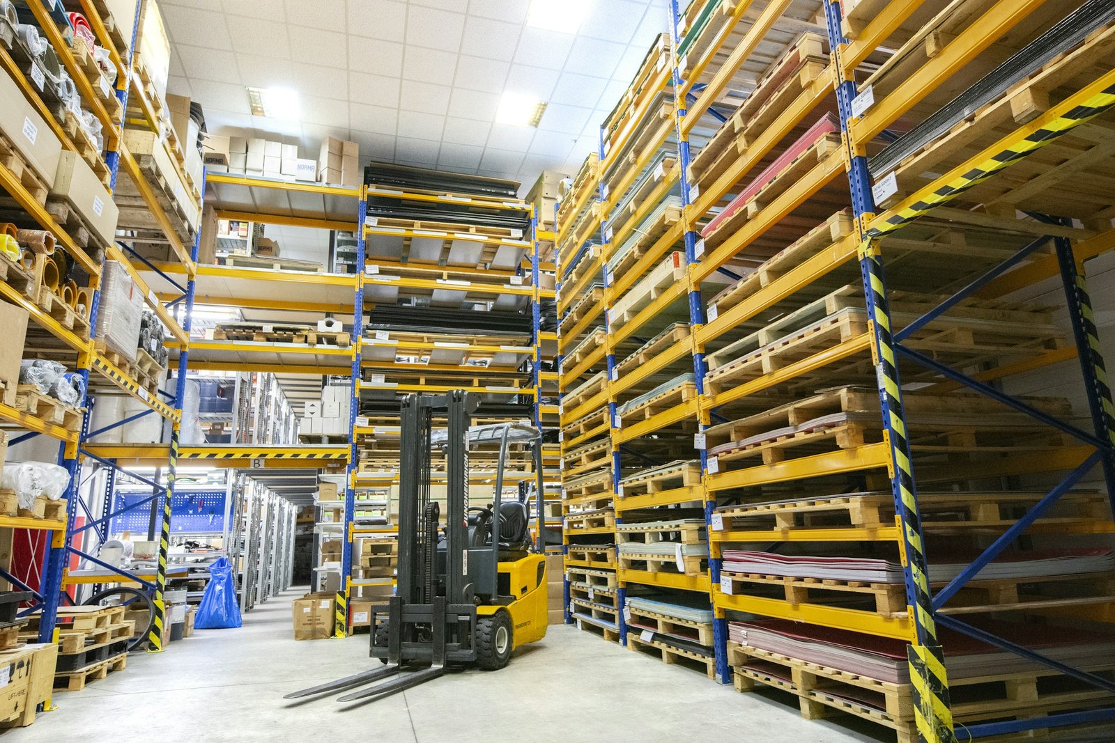 Kho hàng xếp đầy pallet tới trần